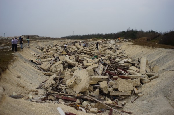 澎湖環保稽查小組在吉貝島，發現堆滿營建廢棄物大坑。（記者劉禹慶翻攝）