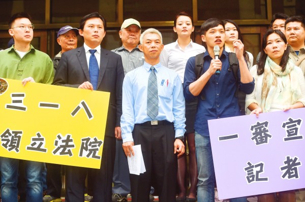 
The leaders of the Sunflower movement Lin Fei-fan, front row left, New Power Party Executive Chairman Huang Kuo-chang, second left, and Chen Wei-ting, second right, speak at a news conference outside the Taipei District Court yesterday.
Photo: Chien Jung-fong, Taipei Times