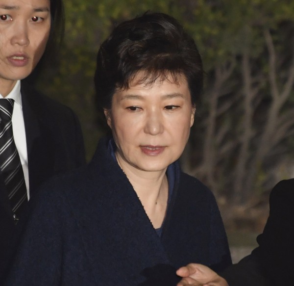 根據《韓聯社》報導，南韓法院今天凌晨已簽發對朴槿惠的逮捕令，朴槿惠隨後遭檢方逮捕，淪為該國第3位因貪污被捕的前總統。（美聯社）