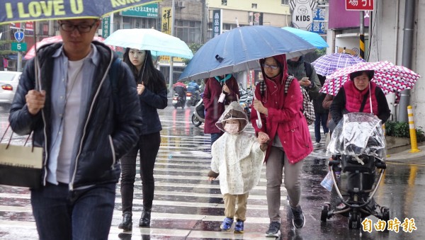 中央氣象局針對中部以北及台中、南投山區等9縣市發布大雨特報，請民眾注意瞬間大雨、雷擊及強陣風。（資料照，記者劉信德攝）