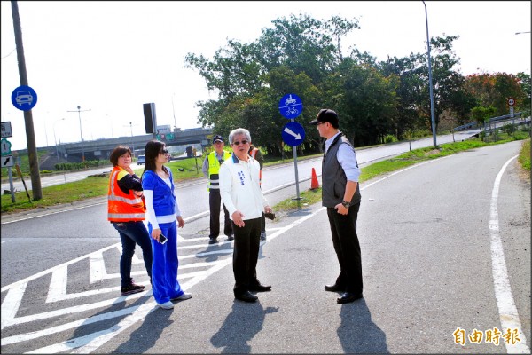 國道一號斗南交流道禁止機車直接由158道路穿越，但因機車引道偏僻又缺照明，機車族寧可受罰，也不願走引道。（記者林國賢攝）