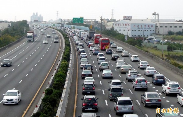 今天清明節連假首日，車潮湧現。（資料照，記者顏宏駿攝）