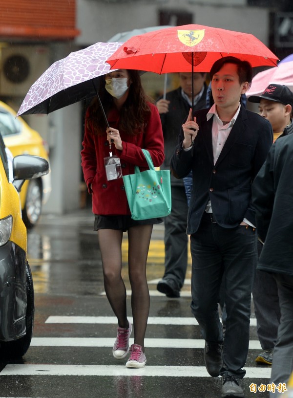 中央氣象局指出，今天清晨（4月1日）全台有雨，白天降雨將由北往南、由西往東趨緩。（資料照，記者林正堃攝）