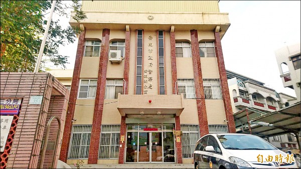 蔡女被警方送到南市刑大安南區隊部留置室拘留。（記者王捷攝）