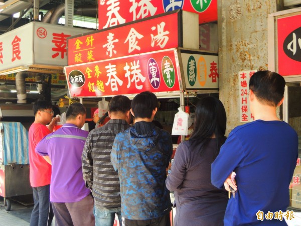 高雄人排隊買春捲，延續清明節拜春捲、吃冷食習俗。（記者黃旭磊攝）