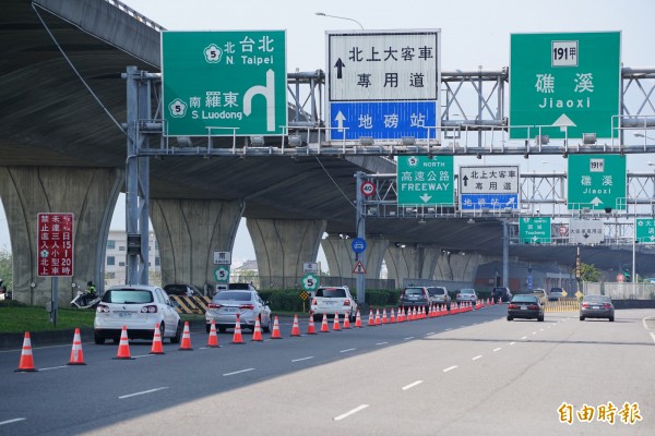 高公局預估，明天一整天國5南下車流順暢，北上則可能是最塞的一天。（記者林敬倫攝）