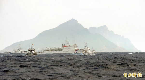 台灣漁船挺進釣魚台，遭日本海上保安廳船艦驅趕，海巡署船艦立即護航。（資料照，記者方賓照攝）