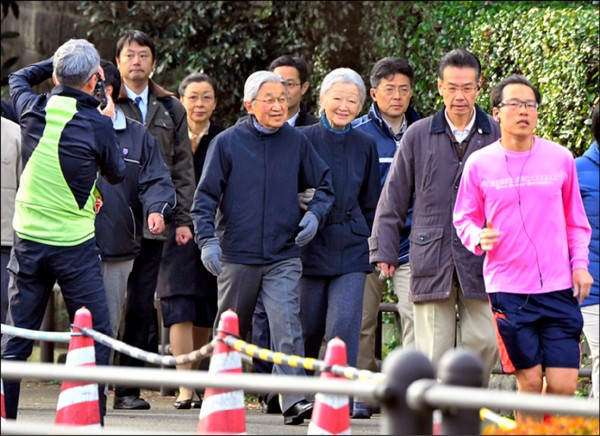 日本明仁天皇夫婦二日上午七點多意外現身皇居外側賞櫻，讓清晨在此慢跑的民眾喜出望外。（取自網路）