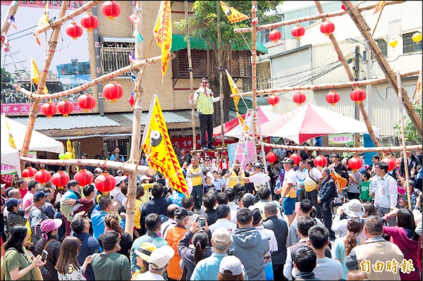 嘉義市長涂醒哲登上鞦韆架，代表市民虔誠地向玄天上帝聖誕祝壽。（記者丁偉杰攝）