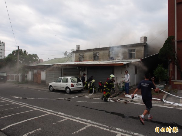 台東市信義路連棟住宅今天下午發生火警。（記者王秀亭攝）