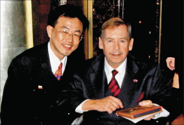 高嵩明（左）二ＯＯ六年獲捷克頒發「國家之友獎」，捷克前總統哈維爾（右）接見表揚。（高嵩明提供）