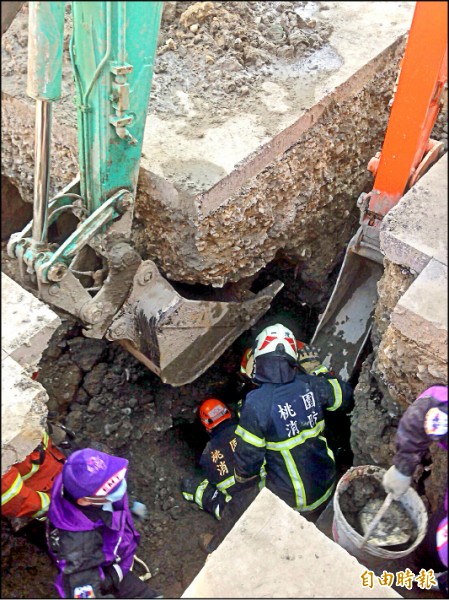 桃園一處工地昨下午開挖作業時，1名男性工人不慎遭土石活埋。（記者陳昀攝）
