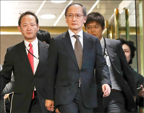 日本外務大臣岸田文雄三日宣布，被召回國近三個月的駐韓大使長嶺安政及駐釜山總領事森本康敬，將於四日重返南韓履職。圖為長嶺今年一月離開南韓外交部。（美聯社檔案照）