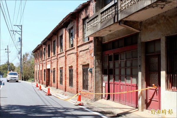 新竹縣政府昨天會同新埔鎮公所到大平製茶工廠會勘「搶救」。（記者黃美珠攝）