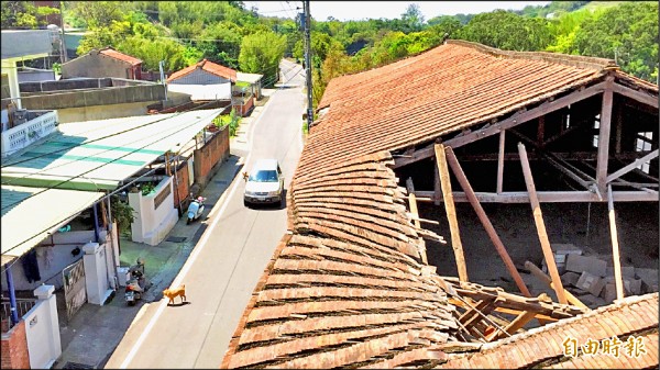 「大平製茶工廠」近日遇雨坍塌，不僅讓隔著6公尺寬南平路而居的住戶們擔心，屋主劉邦棟也擔心威脅用路人安全。（記者黃美珠攝）