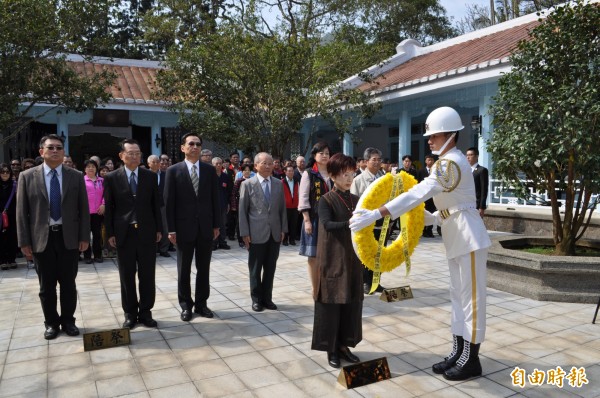 中國國民黨主席洪秀柱（前左）前往慈湖陵寢謁陵。（記者周敏鴻攝）