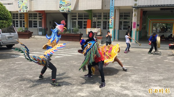 仁和國小14年前為發展學校特色成立龍鳳獅隊。（記者黃淑莉攝）