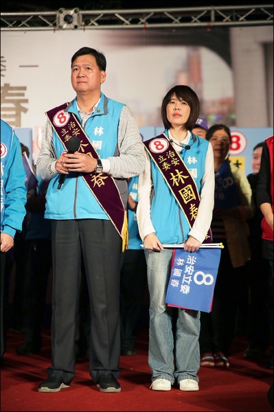 新北市議員林國春2015年底曾參選立委，妻子葉毓君陪同跑行程，賣力催票。（資料照）