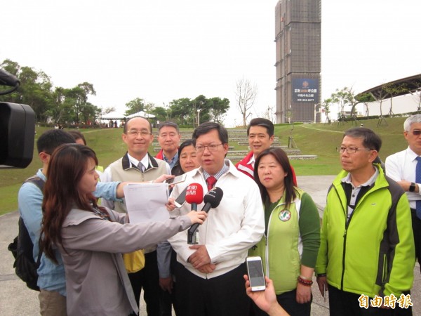 桃園市長鄭文燦批評中路風禾公園不合格。（記者謝武雄攝）