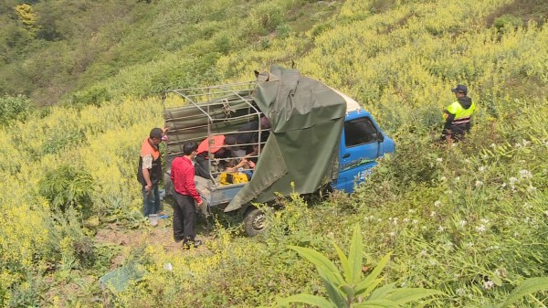 洪姓農民駕駛的小貨車滑落約20公尺山谷，警消獲報進行搶救。（民眾提供）