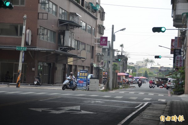 屏市建華三街因大樓卡道，短期不拓寬（記者葉永騫攝）