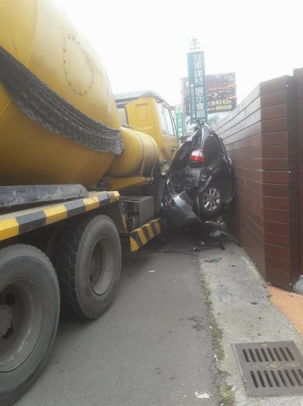 警方表示，水泥預拌車駕駛疑似煞車不穩，才會撞上小客車。（記者許展溢翻攝台灣新聞記者聯盟＆爆料平台）