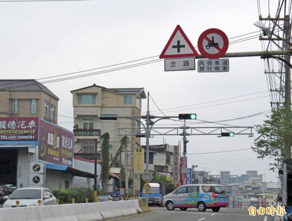 本報在3月18日就報導竹東鎮中興路已無機車禁行內側車道規定，當時沿線還有沒撤除的相關標誌。（資料照片，記者蔡孟尚攝）