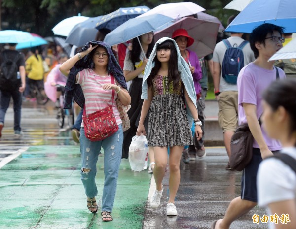 中部以北、東半部地區明（7）日上午有機會出現以飄雨或小雨型態為主的局部短暫雨，明日中午過後，雨勢則可能變得明顯，提醒民眾多留意。（資料照，記者黃耀徵攝）