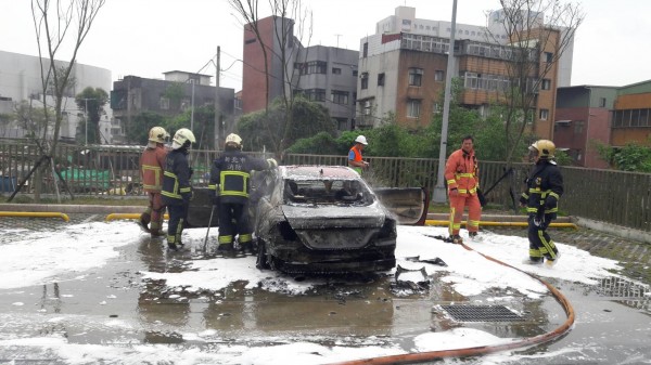 淡江大學科學館停車場一輛紅色轎車起火燃燒，警消調查中。（記者王宣晴翻攝）