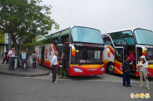 雲林縣監理站查扣2輛友力通運遊覽車。（記者林國賢攝）