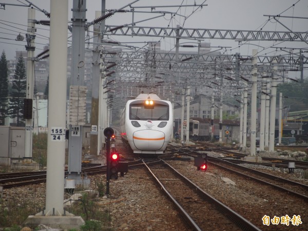 雖然花東鐵路電氣化已完工，台東民眾更期盼全台鐵路電氣化的最後一哩路，南迴鐵路電氣化可盡早完工。（記者王秀亭攝）