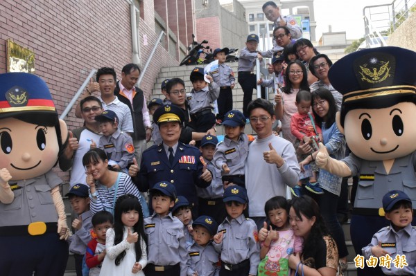 新竹縣政府警察局舉辦首屆「一日小小警察體驗營」活動，今天有來自台北、台中等地15名幸運兒，體驗闖關的樂趣，現場驚叫聲連連。 （記者廖雪茹攝）