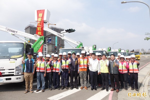 為修剪行道樹，台中市首次舉辦高空作業車交車啟用及工班成軍典禮。（記者廖耀東攝）