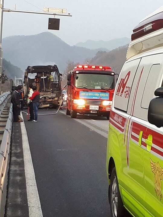 台灣團韓國5日遊，第2天就在高速公路上遇到火燒車倉惶逃生，遊覽車被燒成廢鐵，車上17人平安。（網友提供）