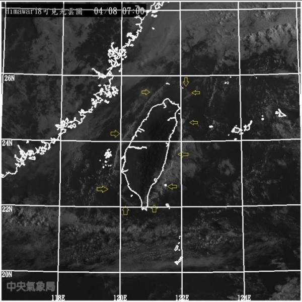 中央氣象局科技中心主任鄭明典在臉書撰文指出，台灣今被一條雲線圈了起來，「難得那麼完整的一圈」。（圖擷取自鄭明典臉書）