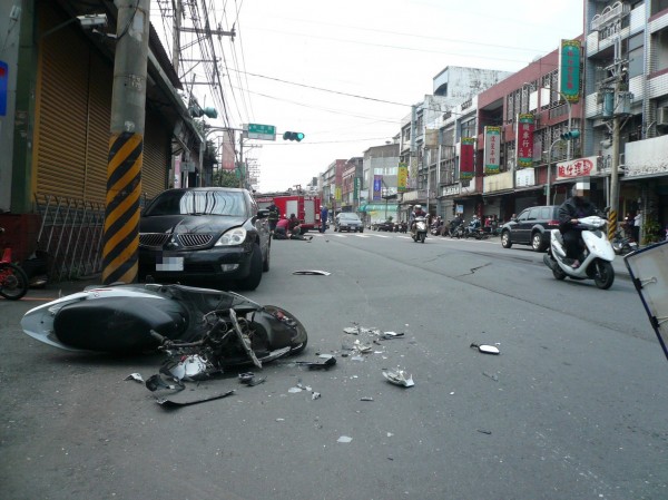 黃男無照駕駛超重灑水車，在新北市鶯歌區撞死救子的勇母李婦，他卻檢舉警方無視他無照駕車、車況不佳，堅持要他過磅，導致回程時撞死人，但他的烏龍檢舉，被三峽警分局打臉。（記者吳仁捷翻攝）