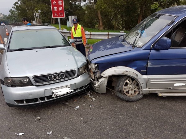 贓車撞上進口民車，車體都受損。（記者張聰秋翻攝）