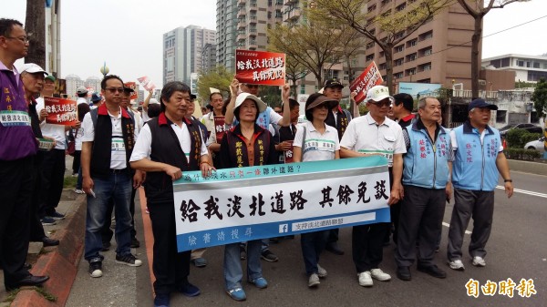 淡水居民今天發起支持興建淡北道路遊行活動，吸引約200人參與。（記者賴筱桐攝）