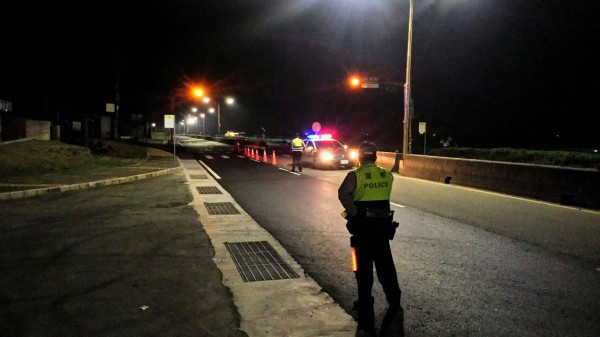 金山警方昨日大動作在北海岸地區取締違規改裝車輛。（記者吳昇儒翻攝）