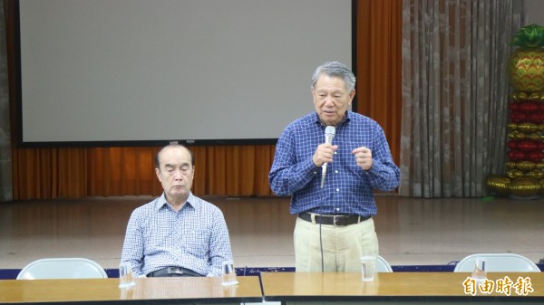 前國民黨副主席詹啟賢（右1）今到花蓮拜票，前縣長謝深山（左1）及50多名支持者到場相挺。（記者王錦義攝）