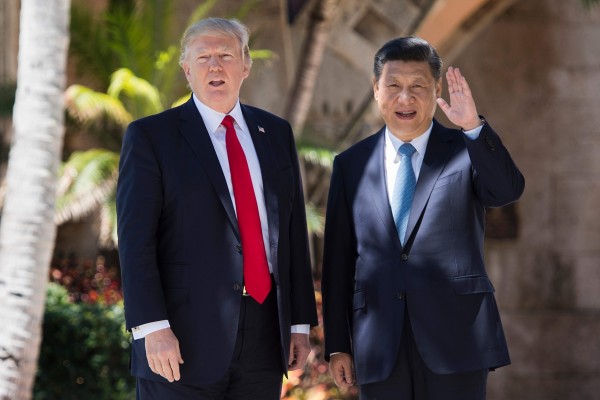 美國總統川普與中國國家主席習近平七日結束會議後，一同在佛州海湖莊園內散步。(法新社)