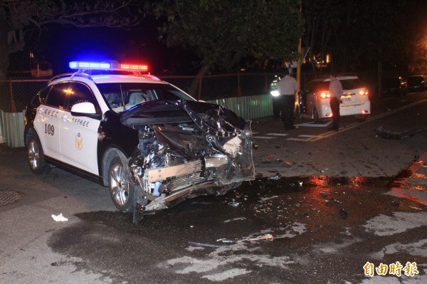 花蓮分局中正派出所警車遭到酒醉男子撞爛車頭，右邊的白色轎車則轉一圈360度才停住。（記者花孟璟攝）