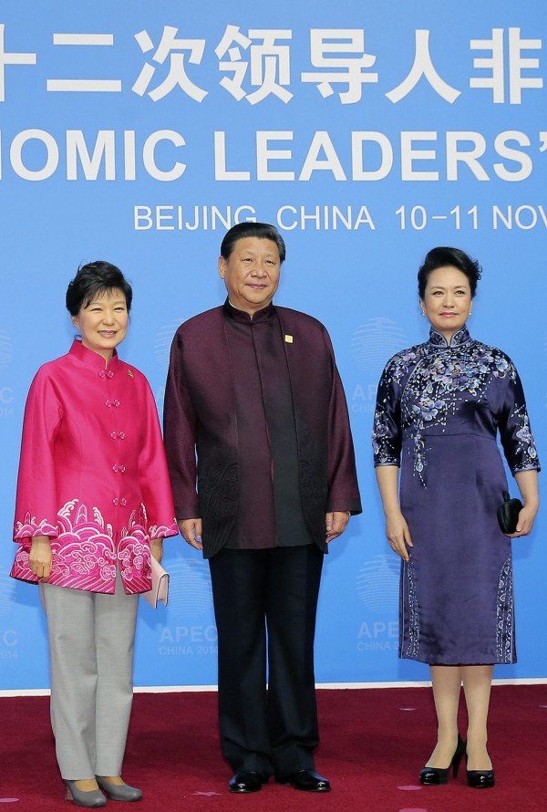 2014年APEC會上穿中國第一夫人彭麗媛（右一）穿的藍色旗袍（資料照，歐新社）