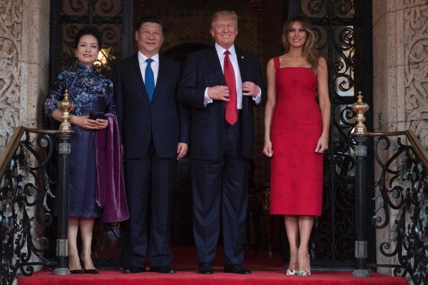 川習會，中國第一夫人彭麗媛（左一）穿的藍色旗袍，被發現是 2014年APEC會上穿過舊衣。（法新社）