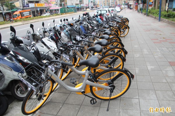 北市出現「Obike」蹤跡，最近更是在公館、五分埔、植物園都已大量放車於人行道上。（記者鍾泓良攝）