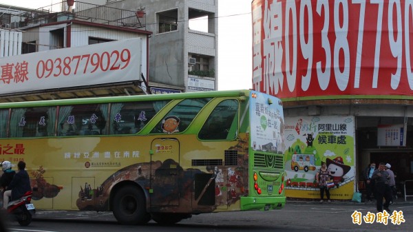 一位阿嬤搭乘嘉義縣公車時，持免費敬老卡，被要求到後面等。（資料照，記者林宜樟攝）