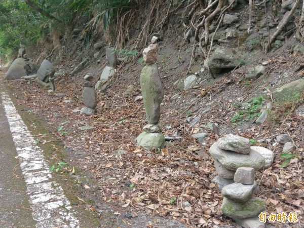 武陵綠色隧道武陵橋附近的路邊，有多墩石頭堆疊。（記者王秀亭攝）