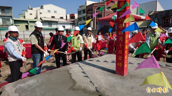 台南市長賴清德（左3）等人為下營市場改建工程動土。（記者楊金城攝）