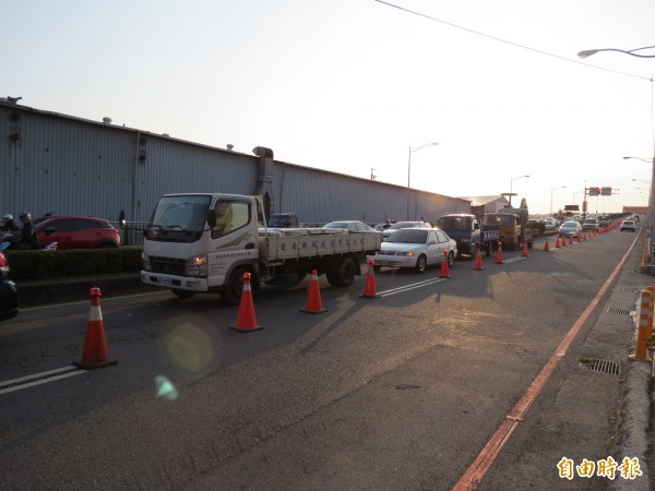 台中虹揚橋首日實施下班車道調撥，以紓緩車潮。（記者蘇金鳳攝）