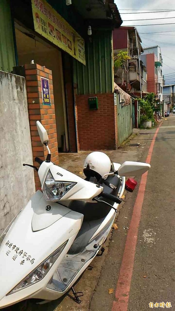 警方趕往陳男住處。（記者余衡攝）